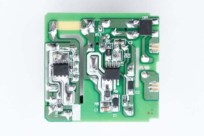 国内外知名品牌的小电源做得如何？拆解一款10W充电器看看